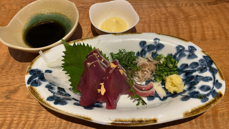 かるまるサウナ飯｜房州勝浦沖もち鰹炙り 780円