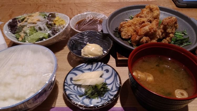 かるまるサウナ飯｜唐揚げ定食 ニンニクゴマ醤油 940円