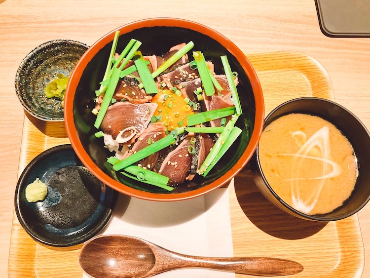 漬けカツオ丼｜スカイスパYOKOHAMAのレストラン