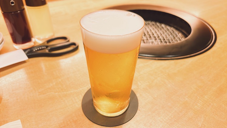 生ビール｜カプセルプラス横浜の場外サウナ飯（焼肉トラジ）