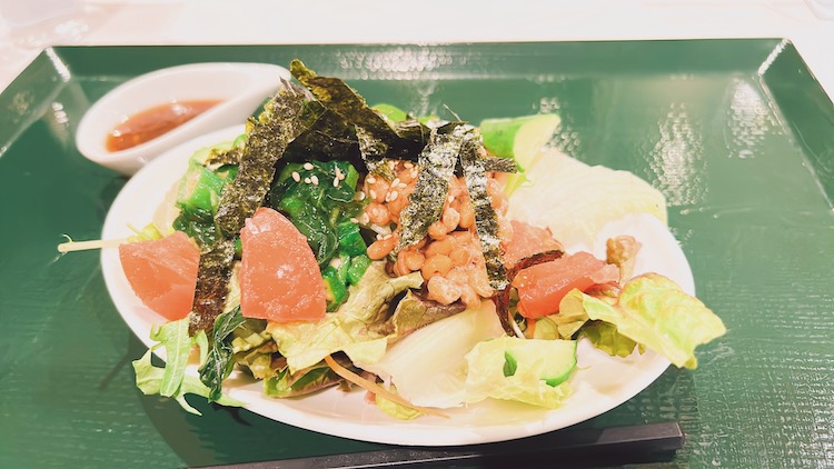 にんにく醤油の納豆サラダ｜神戸サウナ&スパのレストラン