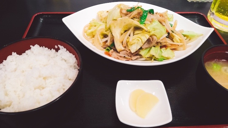 肉野菜炒め定食｜スパ&カプセル ニューウィングのレストラン