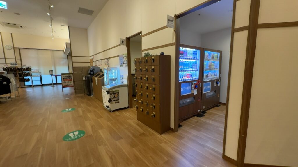 貴重品ロッカー（フロント付近）｜天然温泉 湯〜ねる